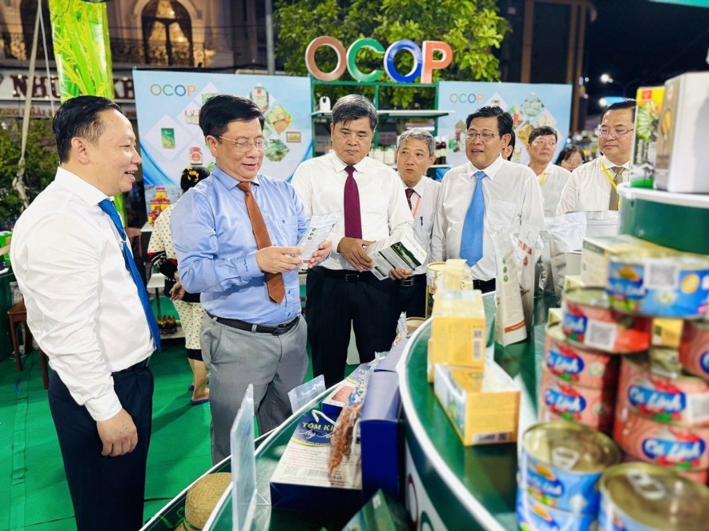 Khách tham quan & Trải nghiệm