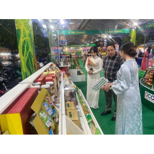 Khách tham quan & Trải nghiệm