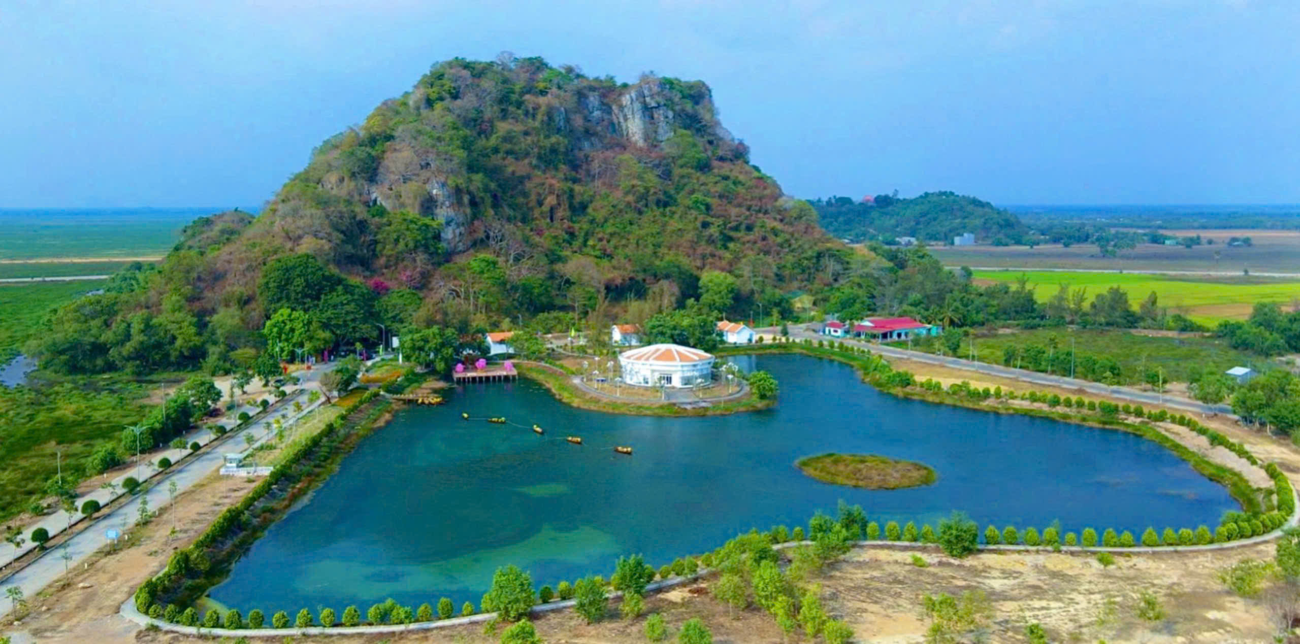 Cảnh quan sơn thủy hữu tình và trải nghiệm du lịch hôm nay