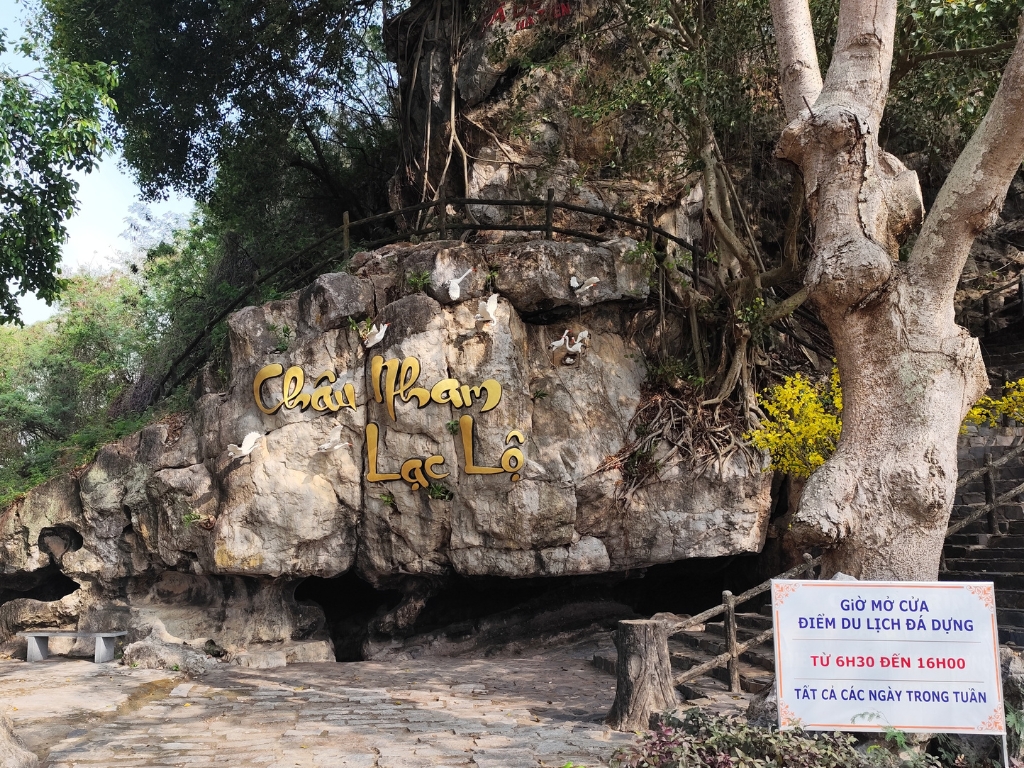 Hướng dẫn tham quan Núi Đá Dựng