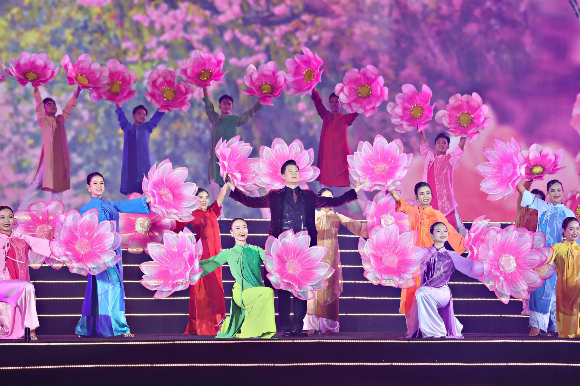 Sự góp mặt của nhiều nghệ sĩ, lực lượng biểu diễn chuyên nghiệp