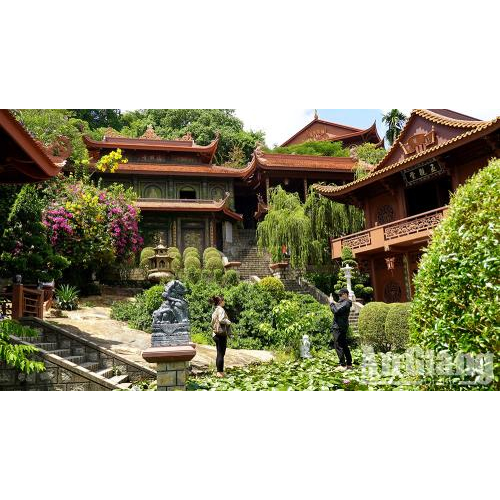 Mùa Hạ Rực Rỡ Trên Chùa Hang Châu Đốc