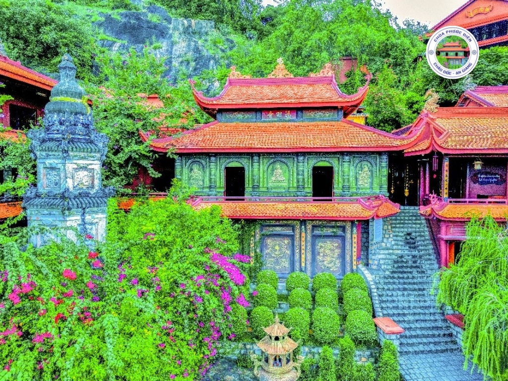 Mặt trước chính điện