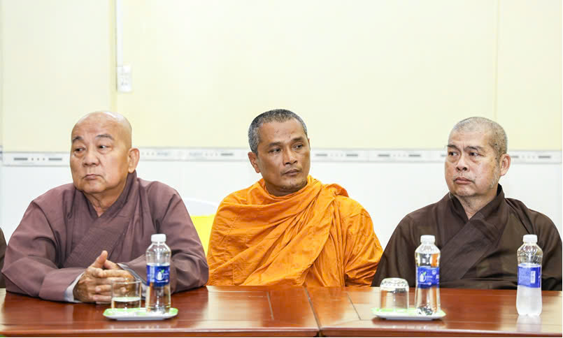 2. Thống nhất cử đoàn thăm và chúc tết cổ truyền Chol Chnam Thmay của đồng bào dân tộc Khmer