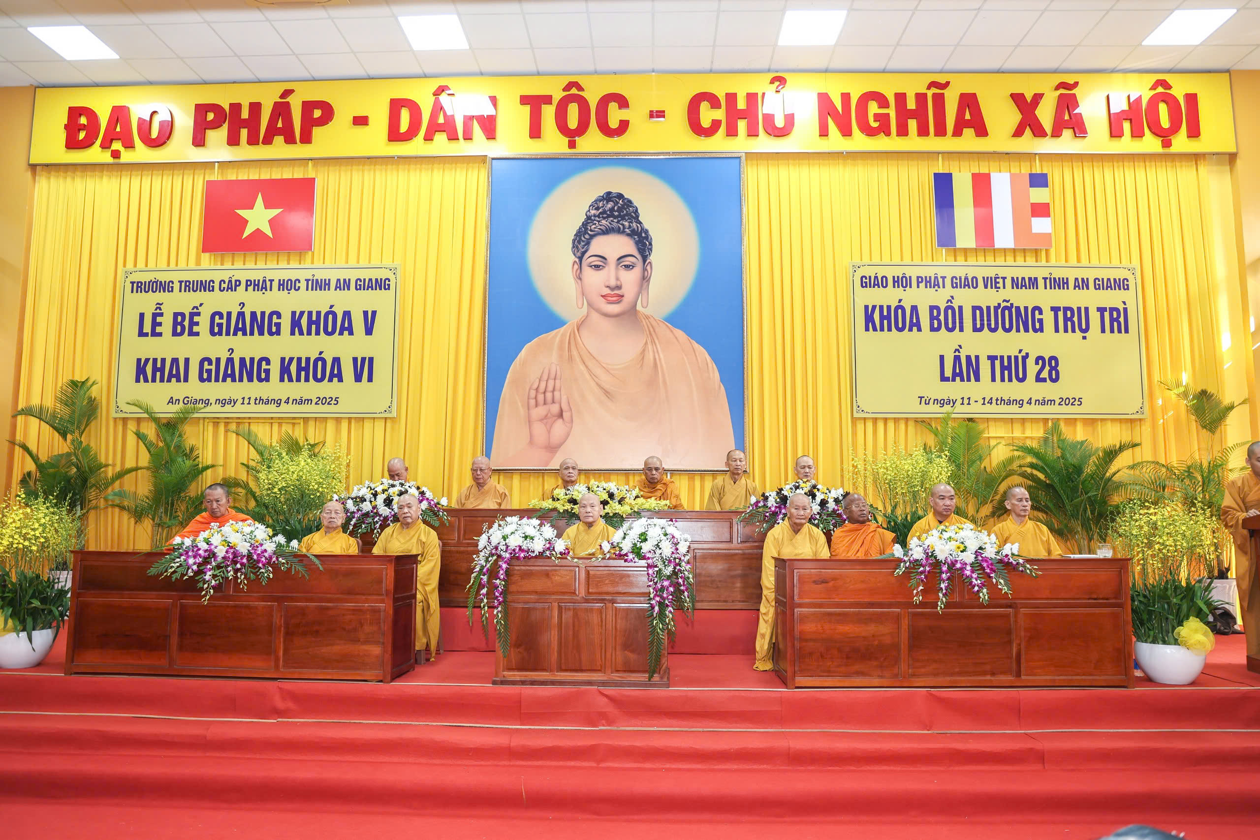 Buổi lễ Khai giảng với sự tham dự chứng minh của: