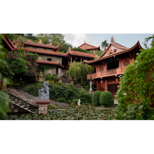 Kiến trúc cổ kính, hài hòa với thế núi