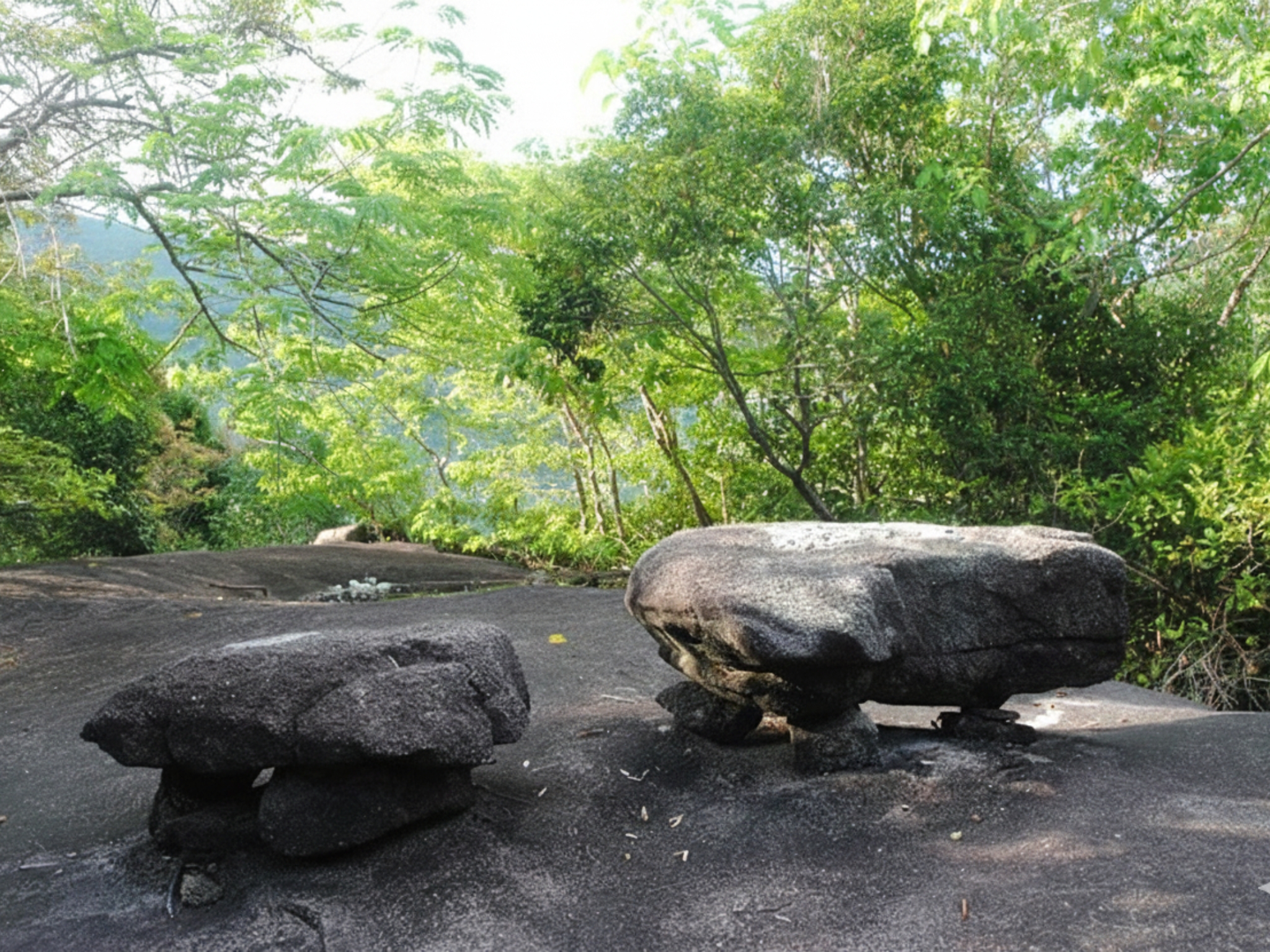 Hai bàn cờ đá tự nhiên