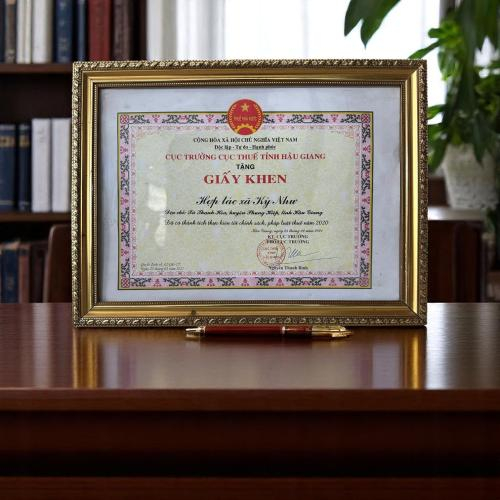 Giấy Khen Được Chi Cục Thuế Khen Tặng HTX Tham Gia Đầy Đủ Nghĩa Vụ Thuế