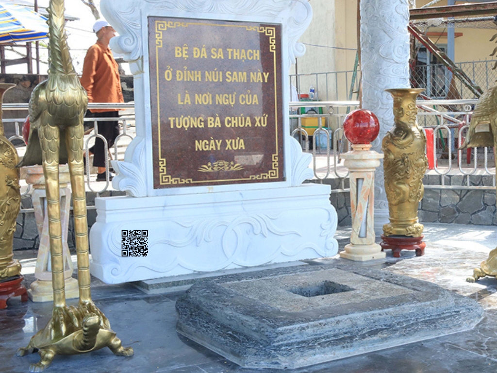 Bệ đá sa thạch trên đỉnh núi Sam